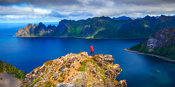 Randonneur au sommet de la montagne Husfjellet sur l'île de Senja