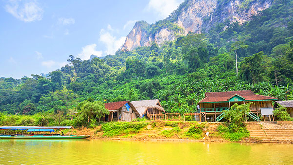 Paysage montagneux du Lac Ba Be