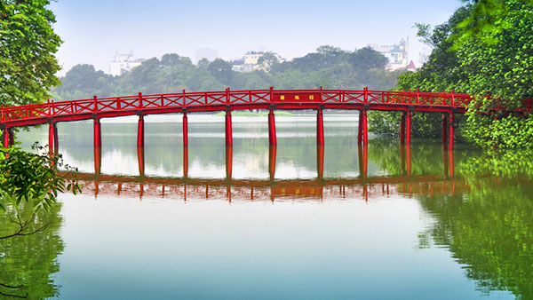 Pont rouge sur le lac Hoan Kiem